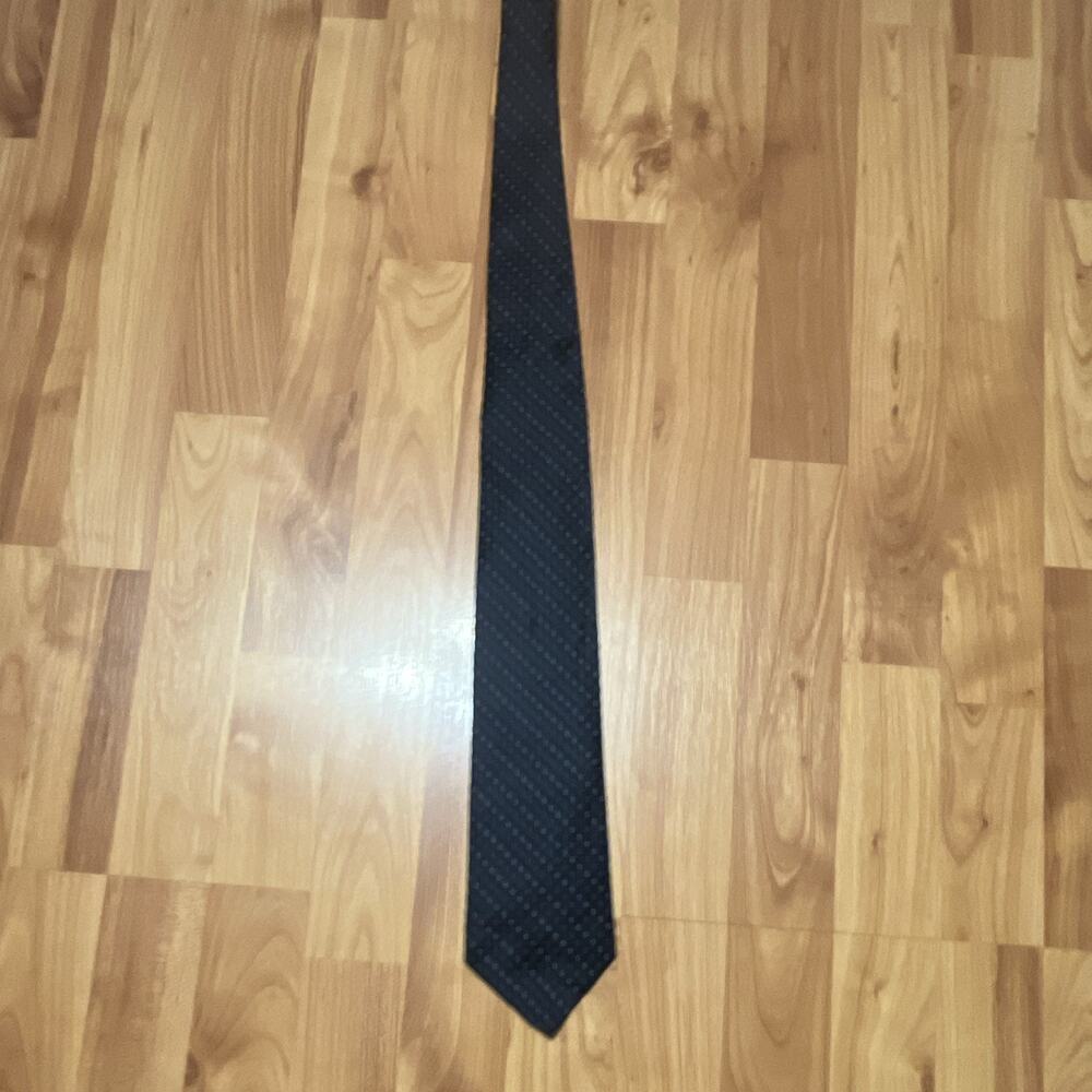 Tommy Hilfiger Men’s 100% Silk Blue Gray Geometric Logo Pointed Tie. Made in USA
